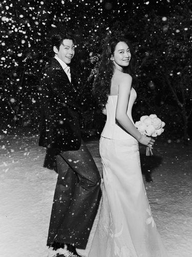 Pada Sabtu, (20/12/2025), agensi Kim Woo Bin dan Shin Min Ah yakni AM Entertainment membagikan potret pre-wedding pasangan yang satu ini.