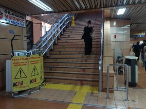 Lift Tangga bagi Disabilitas di Stasiun Cikini Beroperasi Januari 2026
