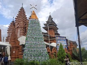 Pohon Natal Raksasa Berbahan Botol Plastik Berdiri Megah di Katedral Denpasar