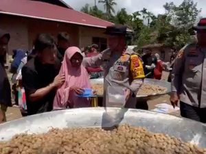 Polda Sumbar Salurkan Ratusan Ribu Porsi Makanan ke Warga Padang Terdampak Bencana