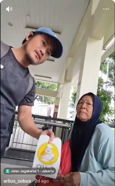 Pria Mengamuk di Roti O Pria Mengamuk di Roti O karena seorang nenek ditolak pembayaran non-tunai