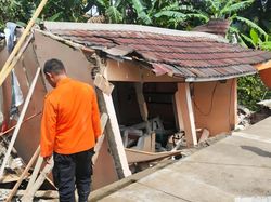 Hujan Deras di Bogor: Pohon Tumbang, Wanita Terluka Imbas Rumah Ambruk