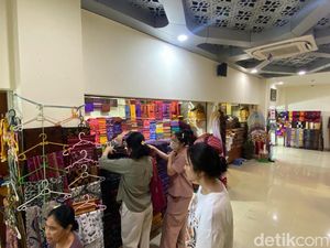 Pasar Semarapura Masih Jadi Favorit Warga Berburu Endek Khas Klungkung