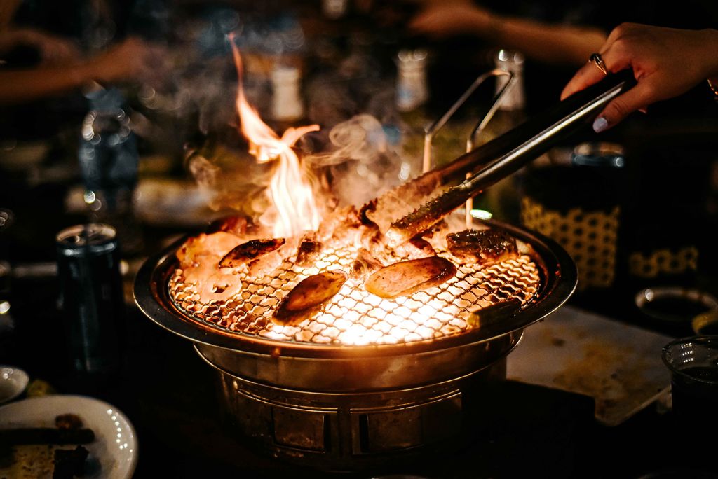 Merayakan tahun baru bersama keluarga. Salah satu aktivitas menyenangkannya seperti buat barbeque atau grill/Foto: pexels.com/Nguyễn Thị Minh Nghi