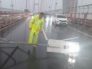 Diterjang Angin Kencang, Tiang PJU Jembatan Suramadu Roboh