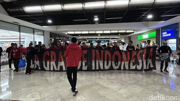Suporter Timnas Futsal Indonesia La Grande Indonesia tampak hadir di bandara Soekarno-Hatta, menyambut tim juara di SEA Games, pada Sabtu (20/12/2025) malam WIB.