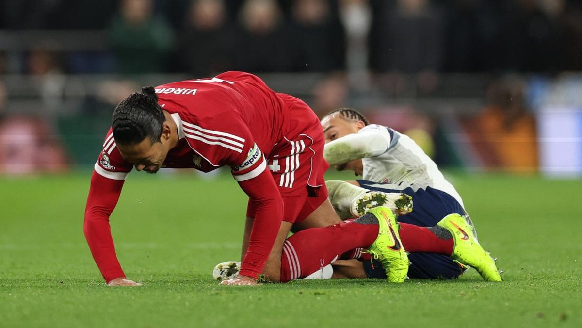 Xavi Simons dikartu merah karena melanggar Virgil van Dijk, Babak I Tottenham Hotspur vs Liverpool 0-0. (Action Images via Reuters/John Sibley)