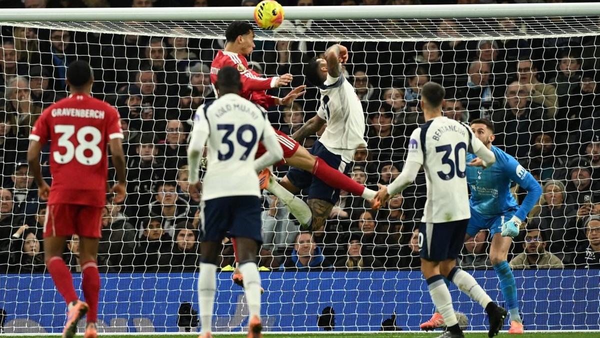 Hugo Ekitike saat membobol gawang Tottenham Hotspur. (REUTERS/Dylan Martinez)