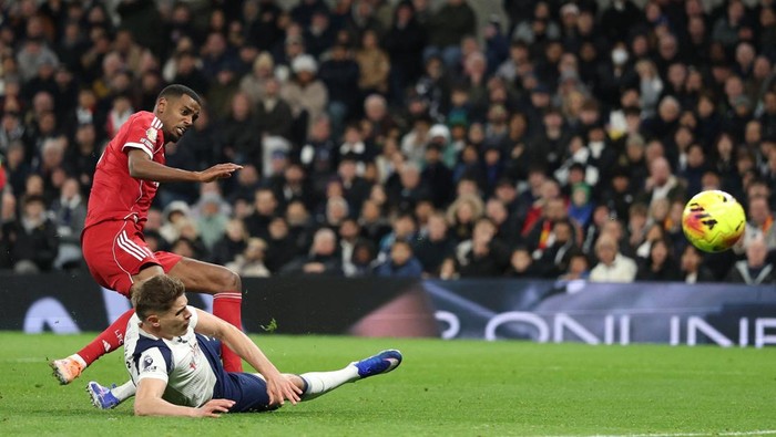 Tekel Isak Sampai Cedera, van de Ven Dibela Carragher