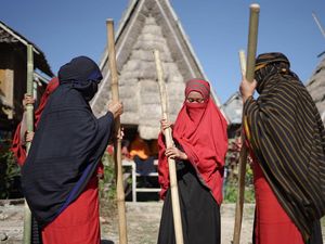 Serba-serbi Kareku Kandei, Tradisi Menumbuk Padi Suku Mbojo Bima