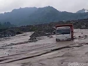 Truk Penambang Pasir Terjebak Banjir Lahar Semeru di Lumajang