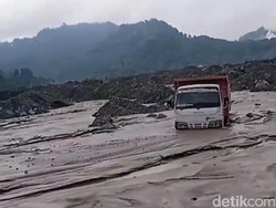 Truk Penambang Pasir Terjebak Banjir Lahar Semeru di Lumajang