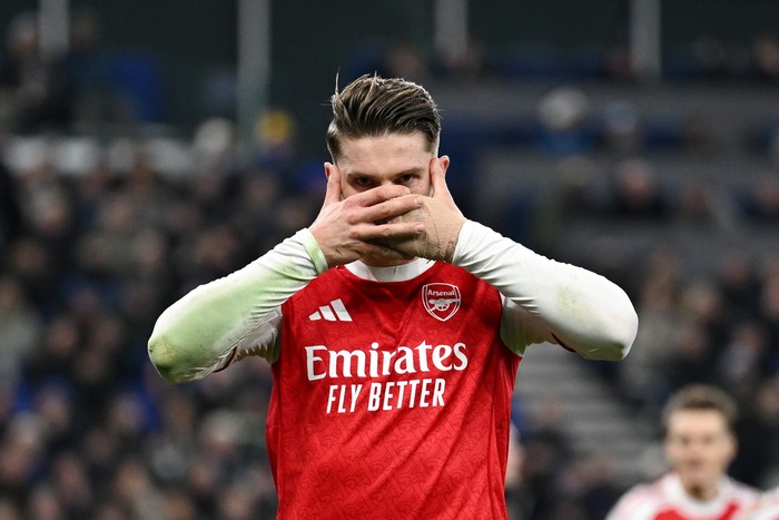 LIVERPOOL, ENGLAND - DECEMBER 20: Viktor Gyoekeres of Arsenal celebrates scoring his team's first goal from the penalty spot during the Premier League match between Everton and Arsenal at Hill Dickinson Stadium on December 20, 2025 in Liverpool, England. (Photo by David Price/Arsenal FC via Getty Images)