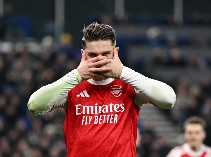LIVERPOOL, ENGLAND - DECEMBER 20: Viktor Gyoekeres of Arsenal celebrates scoring his team's first goal from the penalty spot during the Premier League match between Everton and Arsenal at Hill Dickinson Stadium on December 20, 2025 in Liverpool, England. (Photo by David Price/Arsenal FC via Getty Images)