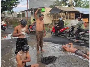 Viral, Kades di Lombok Mandi Lumpur gegara Jalan Rusak Tak Kunjung Diperbaiki
