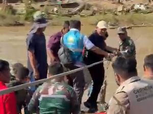 Rakit Terbalik, Wagub Aceh Jatuh ke Sungai saat ke Desa Terdampak Bencana