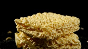 Viral Pengungsi Berhari-hari Makan Mi Mentah, Apa Dampaknya Bagi Kesehatan?