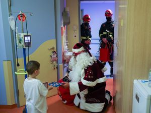 Aksi Damkar Berkostum Sinterklas Hibur Anak Pasien Kanker