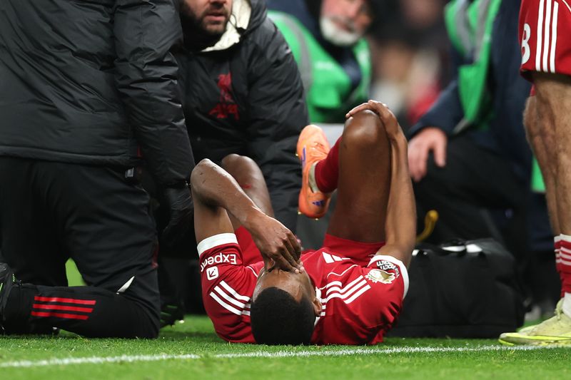 LONDON, ENGLAND - DECEMBER 20: Aleksander Isak of Liverpool reacts to an injury after scoring his sides first goal during the Premier League match between Tottenham Hotspur and Liverpool at Tottenham Hotspur Stadium on December 20, 2025 in London, England. (Photo by Alex Pantling/Getty Images)