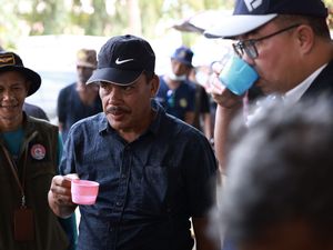 Potret Kepala BRIN Minum Air Banjir Aceh Tamiang dari Arsinum