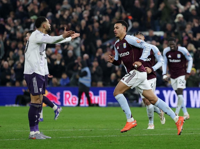 Soccer Football - Premier League - Aston Villa v Manchester United - Villa Park, Birmingham, Britain - December 21, 2025 Aston Villa's Morgan Rogers celebrates scoring their second goal as Manchester United's Matheus Cunha looks dejected Action Images via Reuters/Paul Childs EDITORIAL USE ONLY. NO USE WITH UNAUTHORIZED AUDIO, VIDEO, DATA, FIXTURE LISTS, CLUB/LEAGUE LOGOS OR 'LIVE' SERVICES. ONLINE IN-MATCH USE LIMITED TO 120 IMAGES, NO VIDEO EMULATION. NO USE IN BETTING, GAMES OR SINGLE CLUB/LEAGUE/PLAYER PUBLICATIONS. PLEASE CONTACT YOUR ACCOUNT REPRESENTATIVE FOR FURTHER DETAILS..