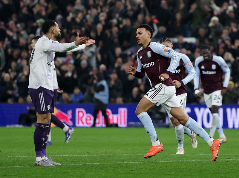 Soccer Football - Premier League - Aston Villa v Manchester United - Villa Park, Birmingham, Britain - December 21, 2025 Aston Villa's Morgan Rogers celebrates scoring their second goal as Manchester United's Matheus Cunha looks dejected Action Images via Reuters/Paul Childs EDITORIAL USE ONLY. NO USE WITH UNAUTHORIZED AUDIO, VIDEO, DATA, FIXTURE LISTS, CLUB/LEAGUE LOGOS OR 'LIVE' SERVICES. ONLINE IN-MATCH USE LIMITED TO 120 IMAGES, NO VIDEO EMULATION. NO USE IN BETTING, GAMES OR SINGLE CLUB/LEAGUE/PLAYER PUBLICATIONS. PLEASE CONTACT YOUR ACCOUNT REPRESENTATIVE FOR FURTHER DETAILS..