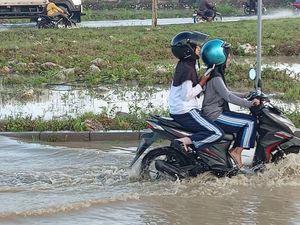 Sungai di Lamongan Meluap, Jalan Raya hingga PemukimanTerendam Banjir
