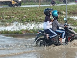 Sungai di Lamongan Meluap, Jalan Raya hingga PemukimanTerendam Banjir