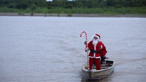 Sinterklas Menyusuri Sungai Amazon, Antar Hadiah Natal ke Pedalaman Brasil