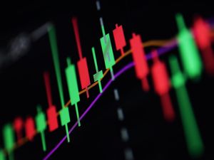 IHSG Turun Tipis, KRYA Tandatangani Kontrak Baru, dan BSSR Bagi Dividen