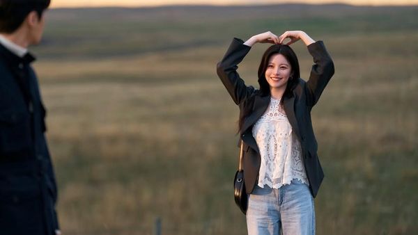 9 Foto Terbaru Kim Seon Ho-Go Youn Jung di Can This Love Be Translated?