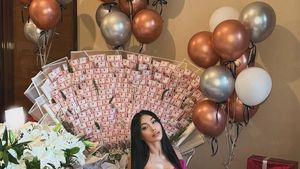 Momen Denada Ultah ke-47, Foto dengan Buket Uang Raksasa dan Cincin Berlian