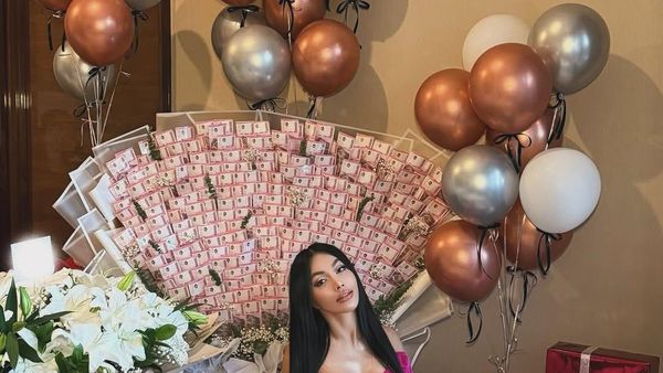 Momen Denada Ultah ke-47, Foto dengan Buket Uang Raksasa dan Cincin Berlian