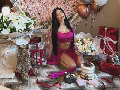 Momen Denada Ultah ke-47, Foto dengan Buket Uang Raksasa dan Cincin Berlian