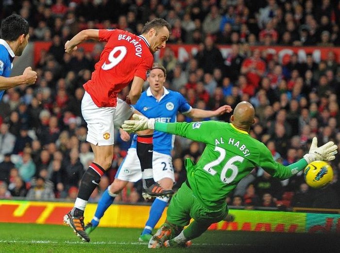 Manchester United's Bulgarian striker Dimitar Berbatov (2nd L) scores thire second goal of the English Premier League football match between Manchester United and Wigan Athletic at Old Trafford in Manchester, north-west England on December 26, 2011. AFP PHOTO/ANDREW YATES

RESTRICTED TO EDITORIAL USE. No use with unauthorized audio, video, data, fixture lists, club/league logos or live services. Online in-match use limited to 45 images, no video emulation. No use in betting, games or single club/league/player publications (Photo by ANDREW YATES / AFP)