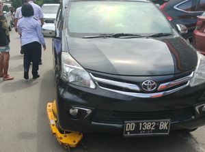 Dishub Makassar Heran Pengendara Hobi Parkir di Bahu Jalan, Tak Kapok Ditilang