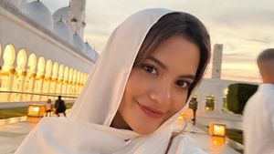 7 Gaya Marsha Aruan Pakai Kerudung di Masjid Sheikh Zayed, Dikira Mualaf