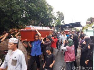 Bapak-Anak Boyolali Korban Laka Maut Bus Cahaya Trans Dimakamkan 1 Liang