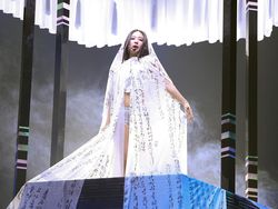 Video: Kala Jennie BLACKPINK Bawa Estetika Korea di Panggung MMA 2025