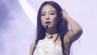 Gestur Manis Jennie BLACKPINK Bikin Kagum, Hadiahi Dancer 50 Kacamata Ray-Ban