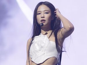 Gestur Manis Jennie BLACKPINK Bikin Kagum, Hadiahi Dancer 50 Kacamata Ray-Ban