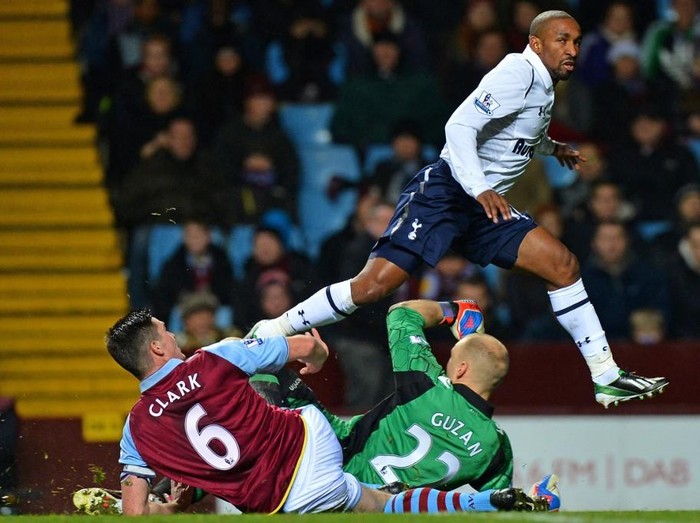Aston Villa's English-born Irish defender Ciaran Clark (L) and US goalkeeper Brad Guzan (C) clash as Tottenham Hotspur's English striker Jermain Defoe (R) shoots during the English Premier League football match between Aston Villa and Tottenham Hotspur at Villa Park in Birmingham, West Midlands, England on December 26, 2012. AFP PHOTO/BEN STANSALL

RESTRICTED TO EDITORIAL USE. No use with unauthorized audio, video, data, fixture lists, club/league logos or live services. Online in-match use limited to 45 images, no video emulation. No use in betting, games or single club/league/player publications. (Photo by BEN STANSALL / AFP)
