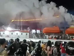 Viral Kapal Keluarkan Asap Tebal di Pelabuhan Tenau Kupang, Penumpang Panik