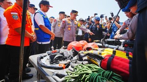 Kapolri Tinjau Dermaga Eksekutif Pelabuhan Merak, Pastikan Libur Nataru Aman