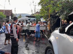 Tabrakan Pikap Vs Truk di Jalur Amlapura-Singaraja, 2 Orang Luka Parah