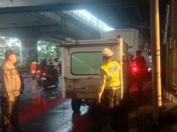 Kecelakaan Mobil Boks Vs Bus TransJ di Jakpus, Sopir Luka