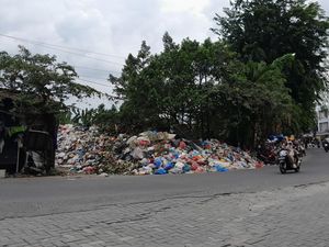 Sampah Menggunung di Tepi Jalan Karya Cilincing, Warga Keluhkan Bau Busuk
