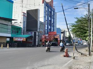 Warga Keluhkan Tiang Listrik Hampir Tumbang di Jalan HM Yamin Medan