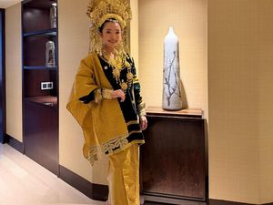 Manda Cello Pakai Baju Adat Saat CFD, Harapkan Sumatera Pulih