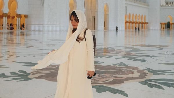 Potret Marsha Aruan di Masjid Agung Sheikh Zayed, Langsung Dipanggil Ukhti